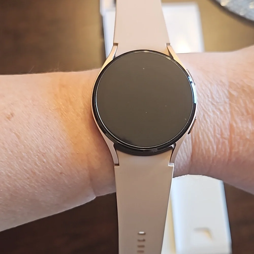 Samsung Galaxy Watch4 Aluminum Smartwatch 40mm LTE Gold - Picture 5 of 12